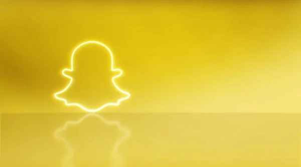 Madrid, İspanya - 02 Şubat 2021: Snapchat logosu metin ve grafikler için uzayda. Sarı arkaplan.