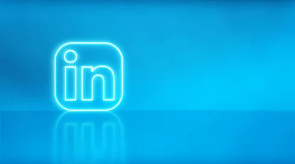 Madrid, İspanya - 02 Şubat 2021: Linkedin logosu metin ve grafikler için uzayda. Mavi arkaplan.