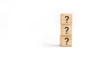 Tahta küp blok şekli ve beyaz arkaplanda işaret işareti işareti var. SSS Yanıtı, Q & A.