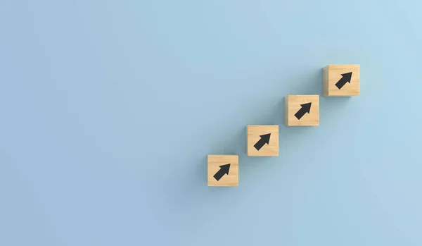 İş büyümesi konsepti başarı süreci. Tahta küp bloklar, basamaklarda üst üste ok işareti olarak duruyor. Strateji.
