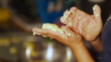 Çocuk geleneksel Latin Amerika yemekleri pişiriyor, arepa yapmak için un yoğuruyor. Geleneksel yemek..
