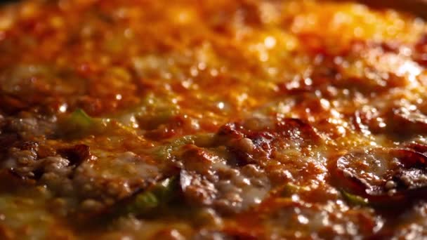 オーブンでおいしい自家製ピザ料理のクローズアップショット ペパロニとモッツァレラチーズ 手作りで健康だ — ストック動画