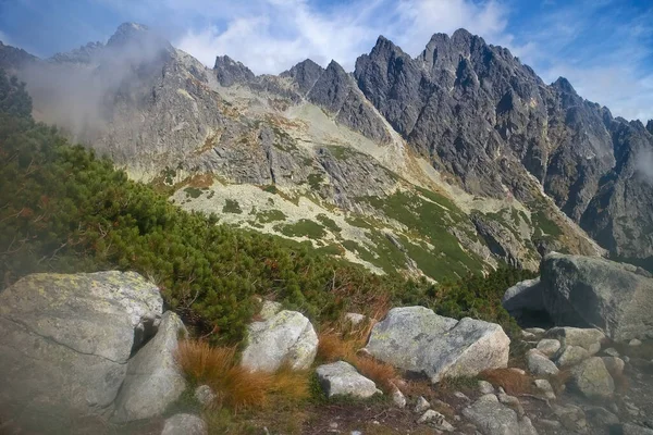 Velka Studena dolina, Hohe Tatra - Steine am Wanderweg mit dem Hintergrund der Tatra-Gipfel während der Wanderung zur Zbojnicka chata. — Stockfoto