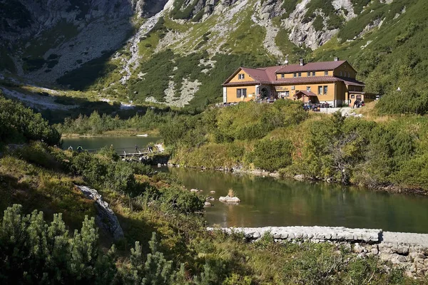 高塔特拉山，Chata pri Zelenom plese -著名的高山小屋，坐落在高塔特拉山惊人的环境中 图库照片