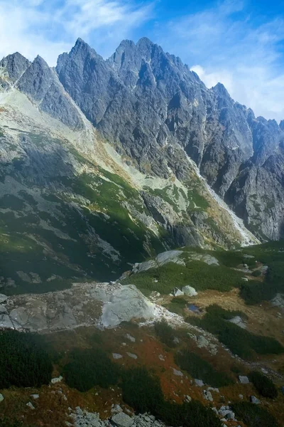 Velka Studena dolina, Vysoke Tatry, Zbojnicka chata: een uitzicht op de vallei van het toeristische pad en de omgeving rond het bij het beklimmen van Zbojnicka chata. Foto voor een lange tijd. — Stockfoto