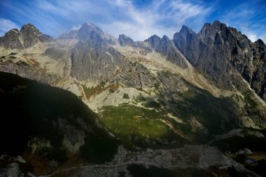 Büyük Soğuk Vadi, Yüksek Tatras, Slovakya: Zbojnik kulübesinin yanındaki dağlık tepelerin muhteşem manzarası.