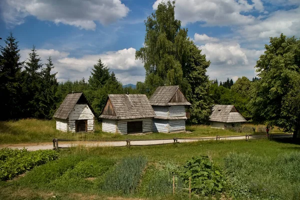 Museum of Slovak Village i Martin: Orava regionen - Skåp timmerbyggnader för lagring av spannmål. — Stockfoto