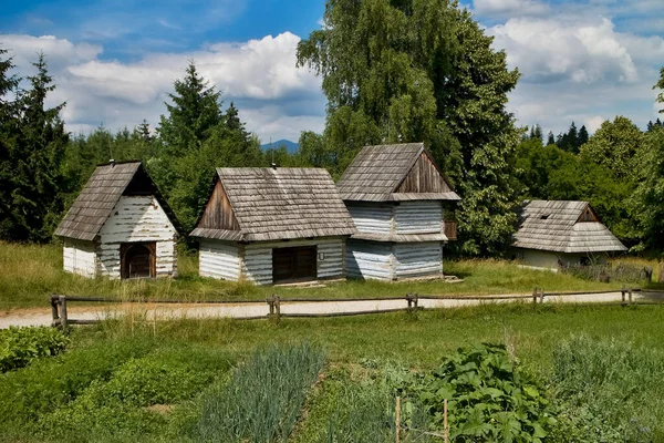 Museum des Slowakischen Dorfes in Martin: Region Orava - Blockhäuser für die Getreidelagerung. — Stockfoto