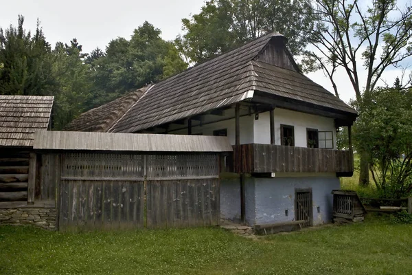 O museu ao ar livre da Vila Eslovaca em Martin: região de Orava - aldeia Jasenova - Lower Orava Stay - Vida e Habitação família múltipla de camponeses ricos — Fotografia de Stock