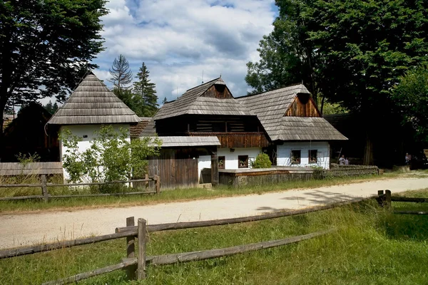 Skansen wsi słowackiej w Martinie: obwód orawski - miasto Vysny Kubin - Zbożowy dom z taśmą balkonową zbudowany w 1748 r.. — Zdjęcie stockowe