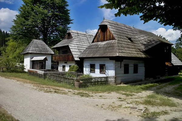 Muzeum Slovenské vesnice pod širým nebem na Martinu: Oravský kraj - Vysny Kubín - Ořechový dům s balkonovou páskou postavený v roce 1748. — Stock fotografie