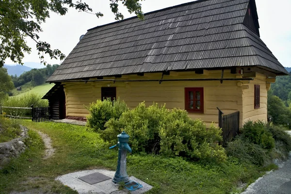 在斯洛伐克Vlkolinec 牧羊人和伐木者的山区定居点的原始建筑和结构得到了保留 紧靠着溪流生长起来的木制圆木房子 耸立在大法特拉陡峭的山坡上 — 图库照片