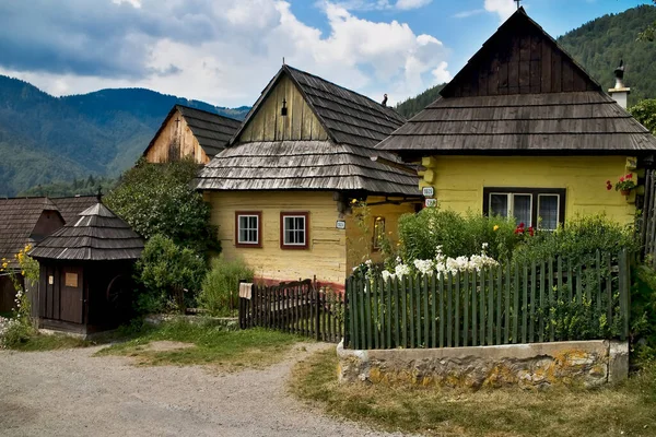 Vlkolinec村 スロバキア 先祖への記念碑とVlkolinecと呼ばれる集落での生活の彼らの方法を思い出させる 古い家の多くと非常に特別な雰囲気 — ストック写真