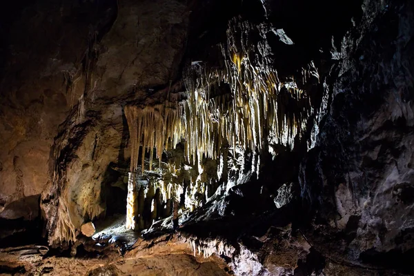 Yüksek Tatras, Belianska Mağarası: tuhaf kaya şekilleri ve Kalcit Sintra dolgusunun görülme oranı. Güzel Slovakya.