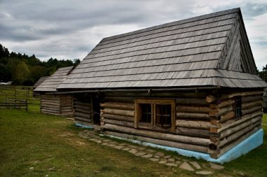 Slovakya 'nın Stara Lubovna kentindeki Lubovnian Açık Hava Müzesi: Slovaklar, Almanlar, Rutenyalılar, Gorali ve Yahudilerin yaşadığı kuzeydoğu Spis ve kuzeybatı Sarilerin kültürel değerlerini temsil eden ortopedik bir sergi. 