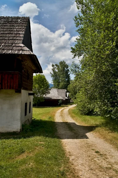 マーティンのスロバキア村の野外博物館 木造住宅の間の典型的な路地 美しいスロバキア — ストック写真