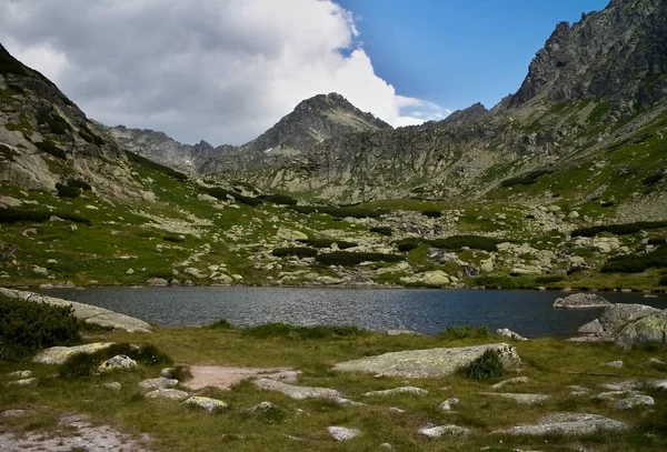 Szczyt Strbsky i jezioro Capie, Tatry Wysokie, Dolina Mlynicka, Słowacja: Szczyt Strbsky znajduje się na końcu doliny mlynickiej w Tatrach Wysokich. — Zdjęcie stockowe