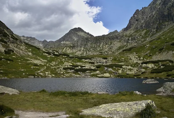 Strbsky pico y lago Capie, Alto Tatras, valle de Mlynicka, Eslovaquia: Strbsky pico es el pico situado al final del valle de Mlynicka en el Alto Tatras. —  Fotos de Stock