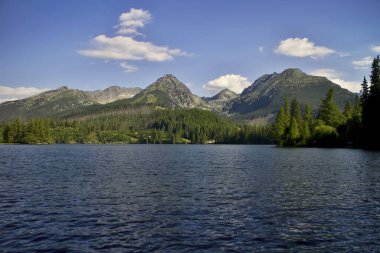 Yüksek Tatras, Strba Gölü, Slovakya: Halkın görebileceği en ünlü Tatra göllerinden biri. 1346.6 m yükseklikte yer alan göl, Slovak tarafındaki en büyük ikinci göldür..