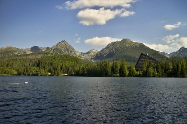 Yüksek Tatras, Strba Gölü, Slovakya: Halkın görebileceği en ünlü Tatra göllerinden biri. 1346.6 m yükseklikte yer alan göl, Slovak tarafındaki en büyük ikinci göldür..