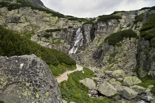 Hohe Tatra, Mlynicka-Tal, Slowakei: Wasserfall Skok. Der beste Wasserfall in der Hohen Tatra. — Stockfoto