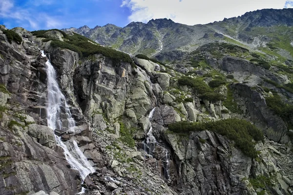 Höga Tatras, Mlynicka Valley, Slovakien: Vattenfall Skok. Det bästa vattenfallet i Tatrabergen. — Stockfoto