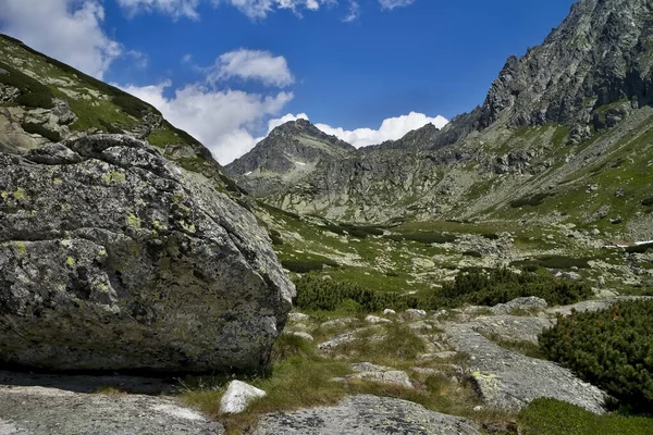 Strbsky peak, Hohe Tatra, Mlynicka-Tal, Slowakei: Strbsky peak ist der Gipfel am Ende des Mlynicka-Tals in der Hohen Tatra. — Stockfoto