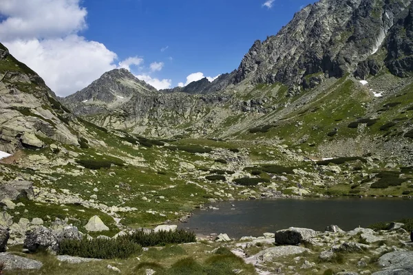 Strbsky Gipfel und See über dem Watefall Skok, Hohe Tatra, Mlynicka Tal, Slowakei: schöne Landschaft bei Wanderungen in der Hohen Tatra. — Stockfoto
