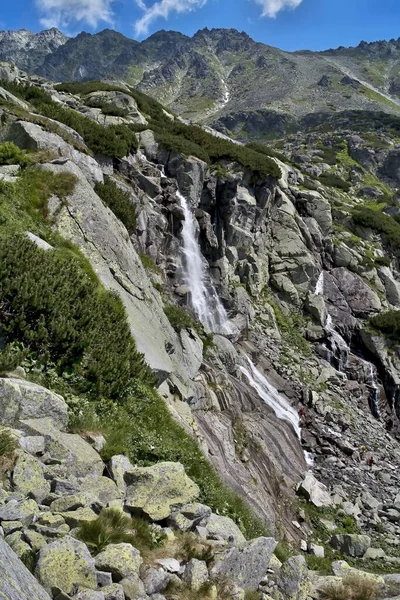 High Tatras, Mlynicka valley, Slovakia: Waterfall Skok. 하이 태 틀 라스에서 가장 좋은 폭포. — 스톡 사진