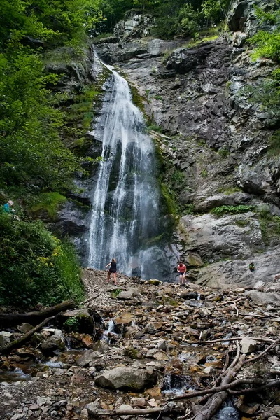 Sutovský vodopád s výškou 38m je čtvrtým nejvyšším vodopádem na Slovensku. Nachází se v obci Krivanska Malá Fatra v údolí Sutovska. — Stock fotografie