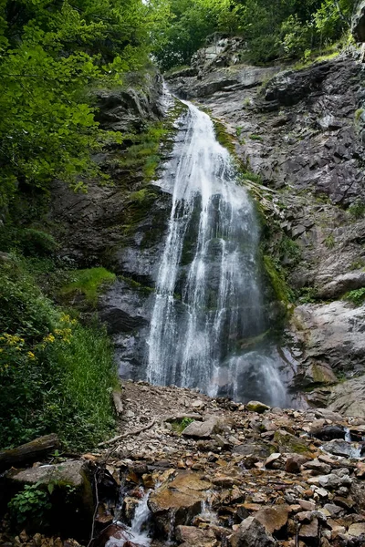 Sutovský vodopád s výškou 38m je čtvrtým nejvyšším vodopádem na Slovensku. Nachází se v obci Krivanska Malá Fatra v údolí Sutovska. — Stock fotografie