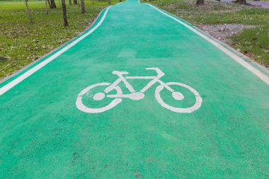 Kamu parkında bisiklet pisti