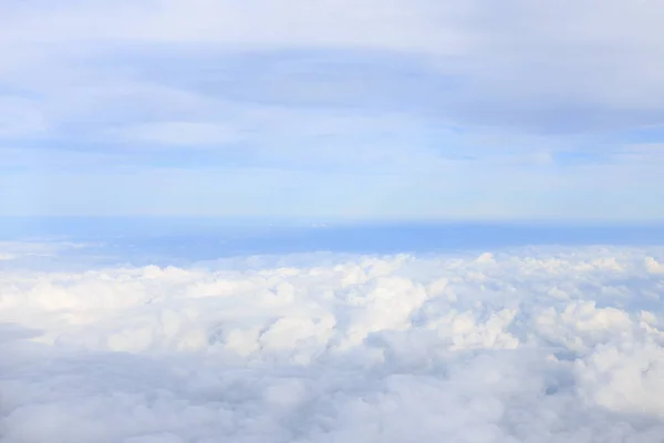 从有白云和蓝天的飞机窗口看风景 — 图库照片