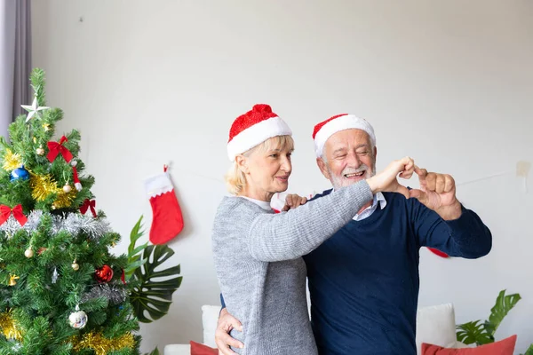 Senioren Rentnerpaar Tanzt Fröhlich Und Bastelt Mit Den Händen Ein — Stockfoto
