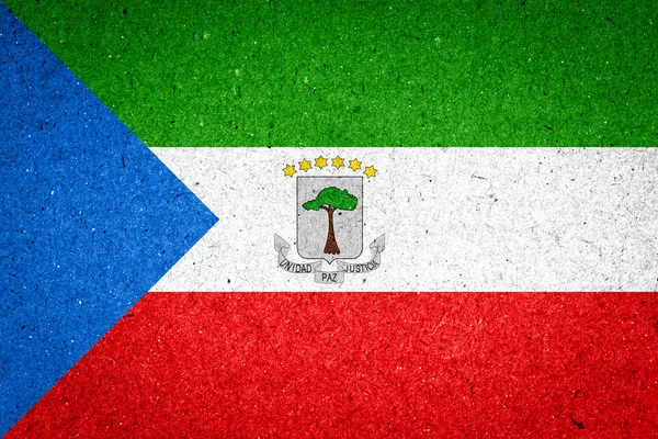Экваториальный флаг Гвинеи на бумажном фоне — стоковое фото
