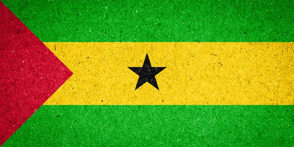 Bandeira de São Tomé e Príncipe sobre fundo de papel — Fotografia de Stock