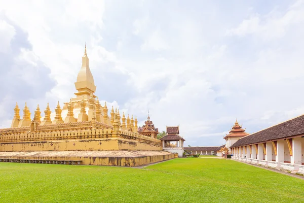 Gouden pagode wat phra dat luang in vientiane — Stockfoto