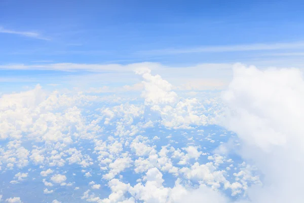 Blauer Himmel mit Wolken — Stockfoto