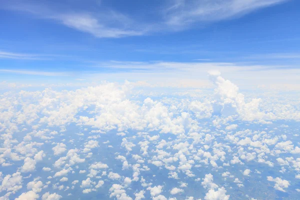 Blauer Himmel mit Wolken — Stockfoto