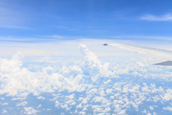 Uitzicht vanuit het raam van het vliegtuig, diepblauw — Stockfoto