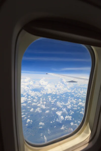 Vista aérea do céu azul com nuvens da janela do voo de jato — Fotografia de Stock