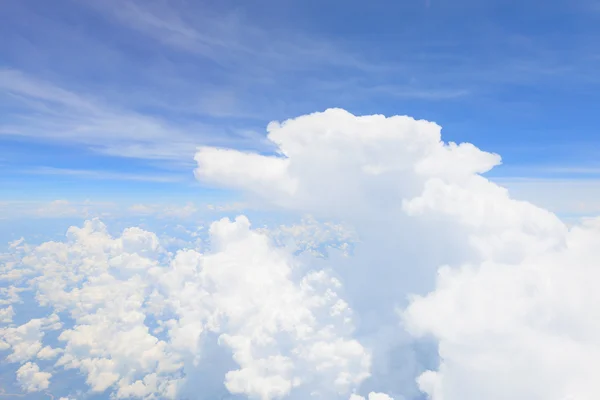 Blauer Himmel mit Wolken — Stockfoto