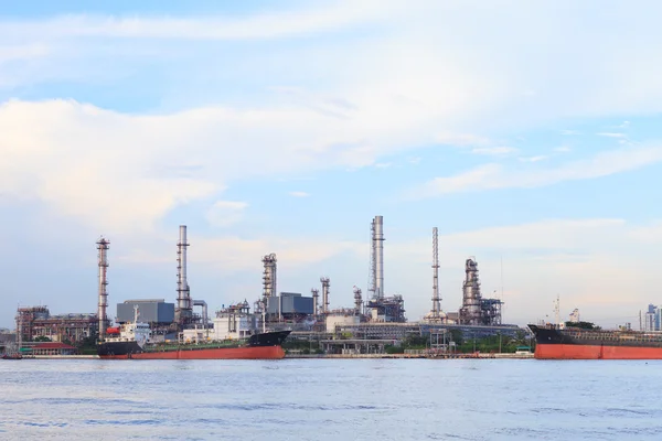 Refinería de petróleo junto a un río —  Fotos de Stock