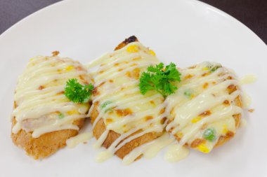 ton balıklı sandviç ile dilim ekmek üzerine yayılmış