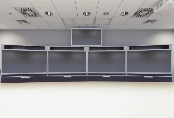 Sala de conferência de vídeo vazia com tela em branco — Fotografia de Stock