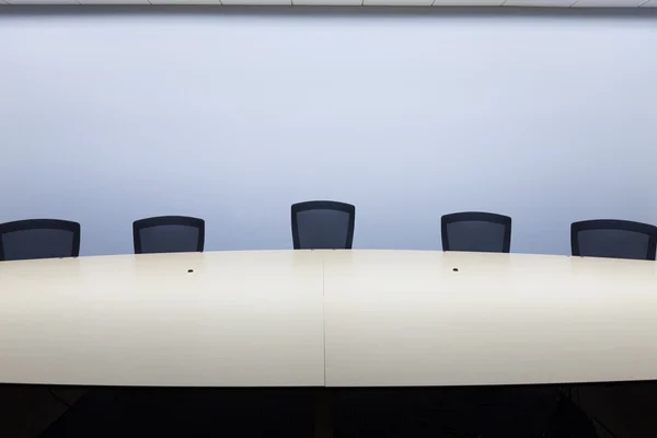 Sala de reuniões vazia e mesa de conferências — Fotografia de Stock