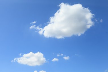 Mavi gökyüzündeki bulutlar