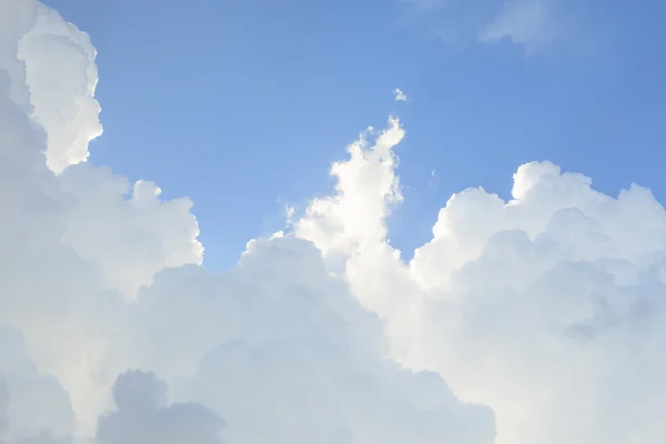 Wolken am blauen Himmel — Stockfoto