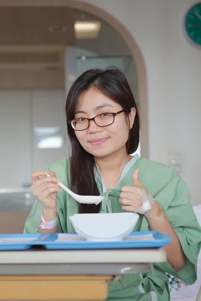 Asiática chica paciente disfrutando de la comida en hospital cama —  Fotos de Stock