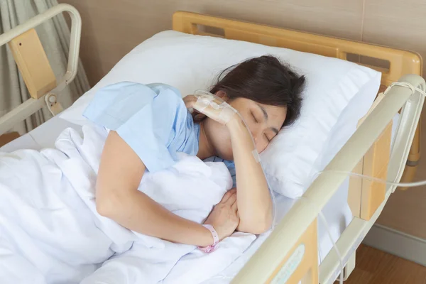 Asiática chica durmiendo en hospital cama — Foto de Stock